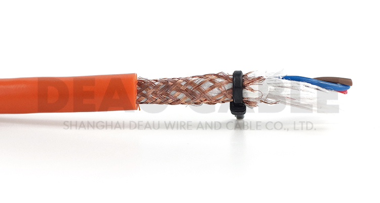 適用于連續(xù)往復運動下的安裝， 特別是工業(yè)作用環(huán)境下的頻繁彎曲場合， 如現(xiàn)代化機械標準部件的拖鏈中及物流系統(tǒng)、 操控系統(tǒng)、機械自動化系統(tǒng)等。數(shù)控機床、 電子設備、 五金沖壓、木材石材機械、玻璃與門窗機械、 注塑機、 機械 （人） 手、 建筑機械、 重型機器廠 、汽車制造、 起重運輸設備、 自動化倉庫、 碼頭、 消防車等的室內(nèi)外環(huán)境需要屏蔽的場所。 特別需要無差異和變化的穩(wěn)定的信息傳導與監(jiān)控。