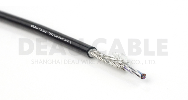 典型應(yīng)用適用于連續(xù)往復(fù)運動下的安裝， 特別是工業(yè)作用環(huán)境下的頻繁彎曲場合， 如現(xiàn)代化機械標準部件的拖鏈中及物流系統(tǒng)、 操控系統(tǒng)、 機械自動化系統(tǒng)等。 數(shù)控機床、 電子設(shè)備、 五金沖壓、 木材石材機械、 玻璃與門窗機械、 注塑機、 機械 （人） 手、 建筑機械、 重型機器廠 、 汽車制造、 起重運輸設(shè)備、 自動化倉庫、 碼頭、 消防車等的室內(nèi)外環(huán)境需要屏蔽的場所。 特別應(yīng)用重機械負荷， 海岸、 港口、野外， 高低溫、 高污染等惡劣環(huán)境場所。